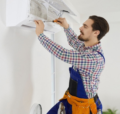 técnico instalando un aparado de aire acondicionado