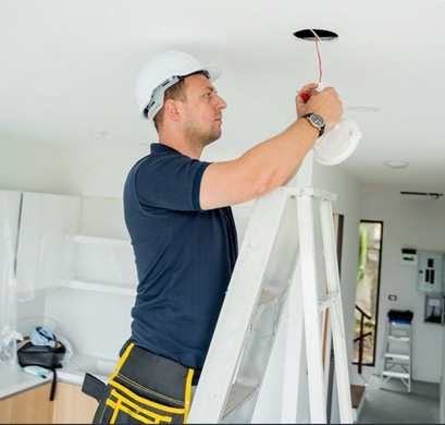 técnico instalando unas luces